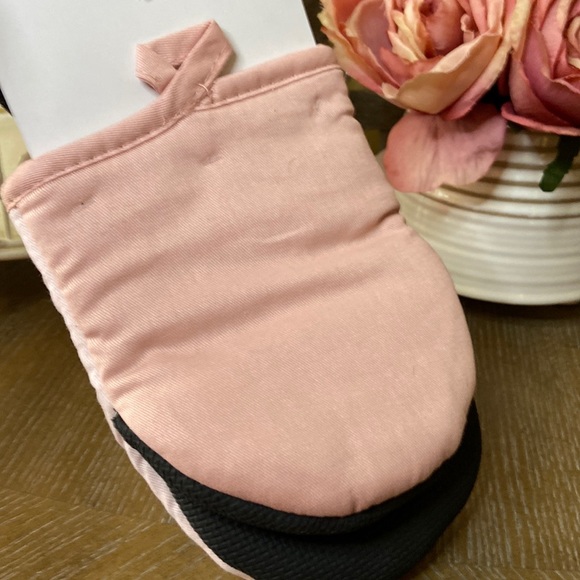 NEW! Disney Princess Cinderella & Prince Charming His & Hers Oven Mitt Set - Picture 3 of 8